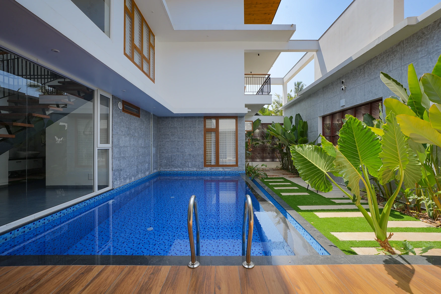 Modern Kerala style residential villa designed by architects